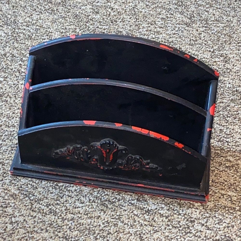 Black and Red Decorative Mail Organizer